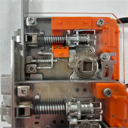 ハードウェアスプリングプレート